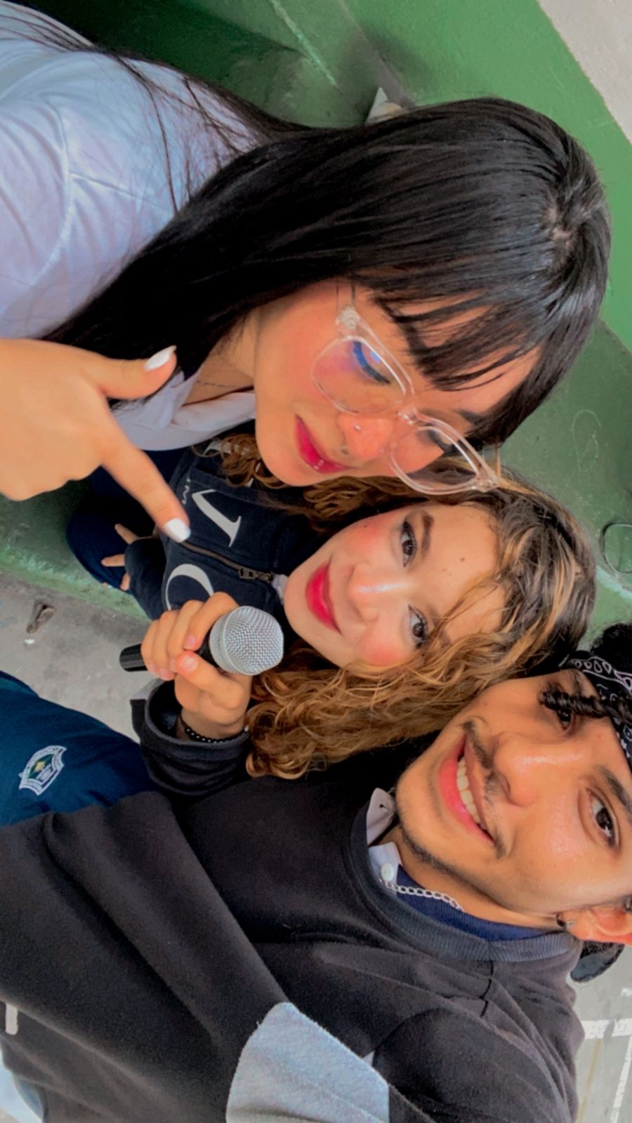 Grupo de amigos cantando en el sofá