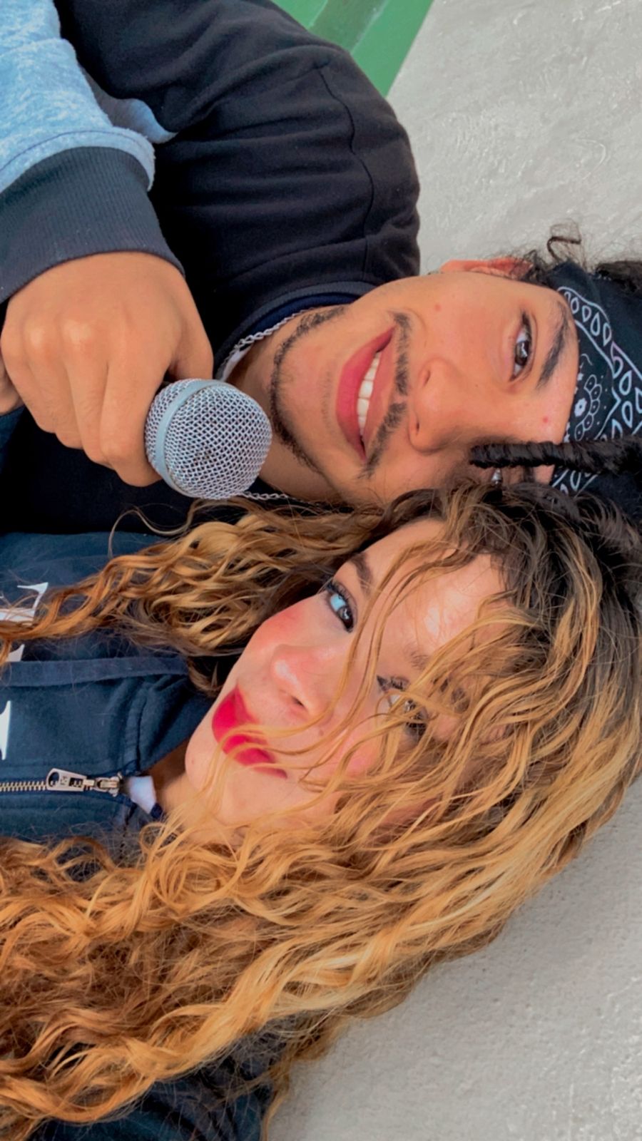 Cantante con sudadera gris