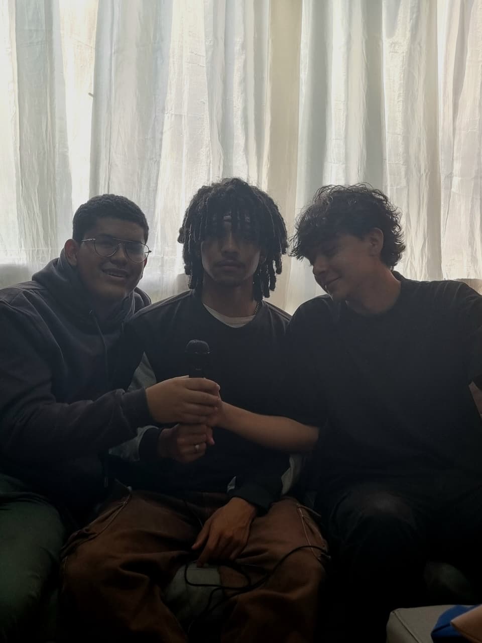 Cantante con pelo rizado