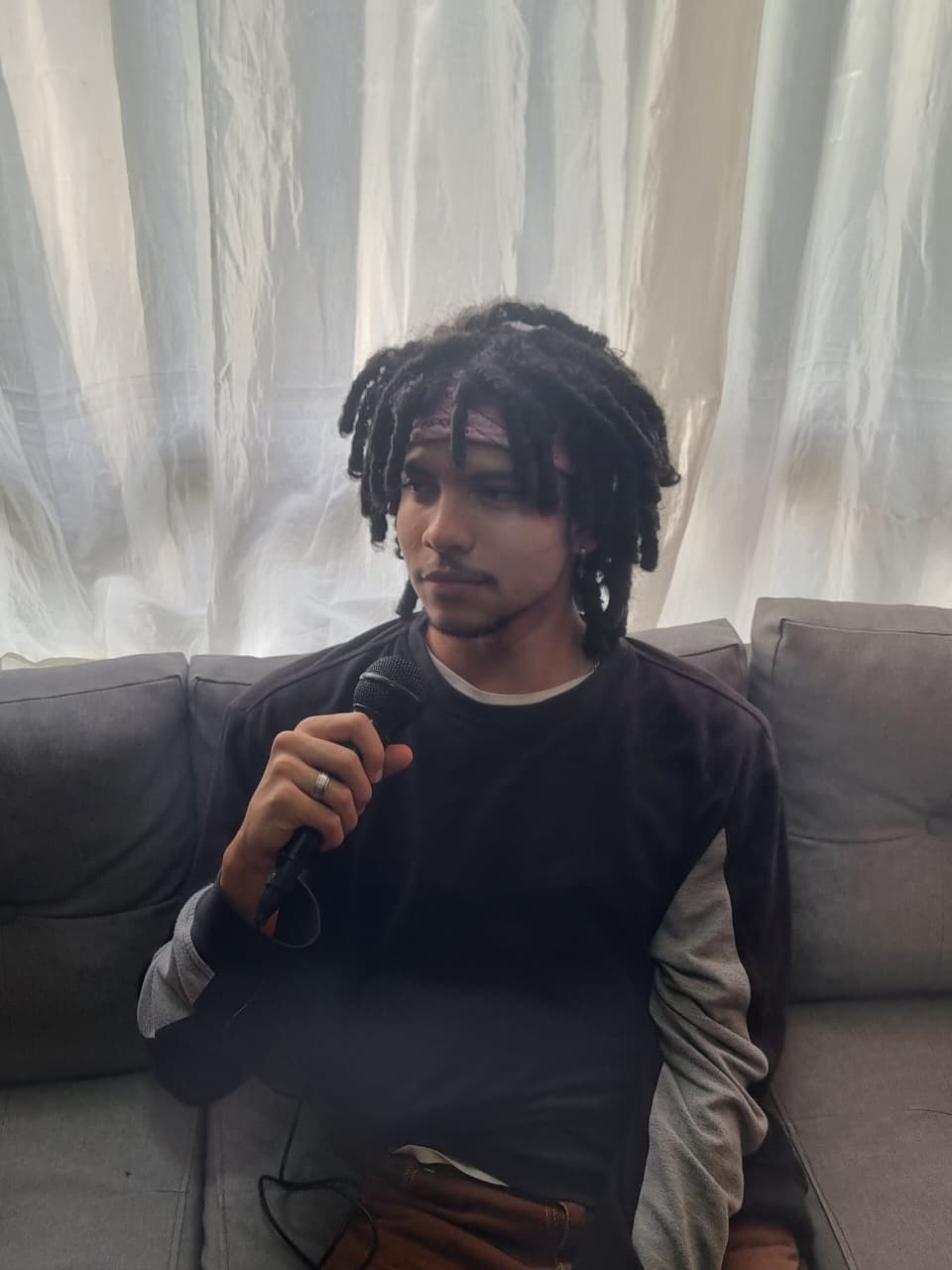 Cantante con dreadlocks